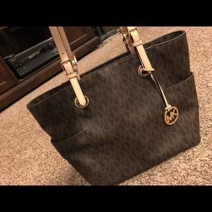 Micheal Kors Jet Set Signature Tote like new